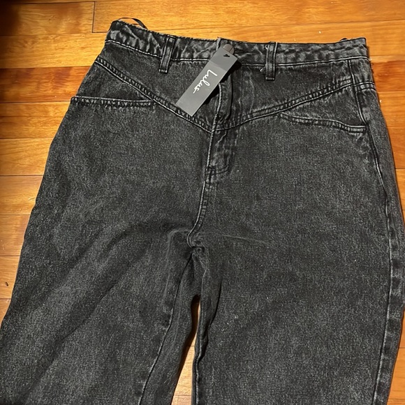 Lulus “with precision washed high rise cropped jeans” in black. - Picture 2 of 3